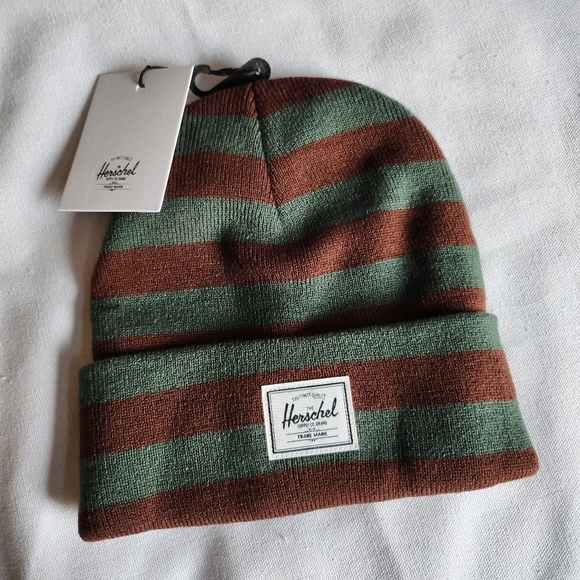 Herschel Supply Company Other - NWT Herschel Elmer O/S beanie, Garden Topiary and Chicory Coffee